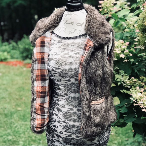 American Rag Jackets & Blazers - AMERICAN RAG FLANNEL LINED FAUX FUR VEST
